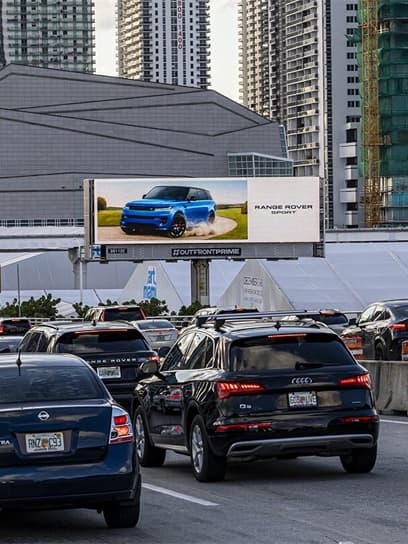 out of home automotive advertising range rover billboard