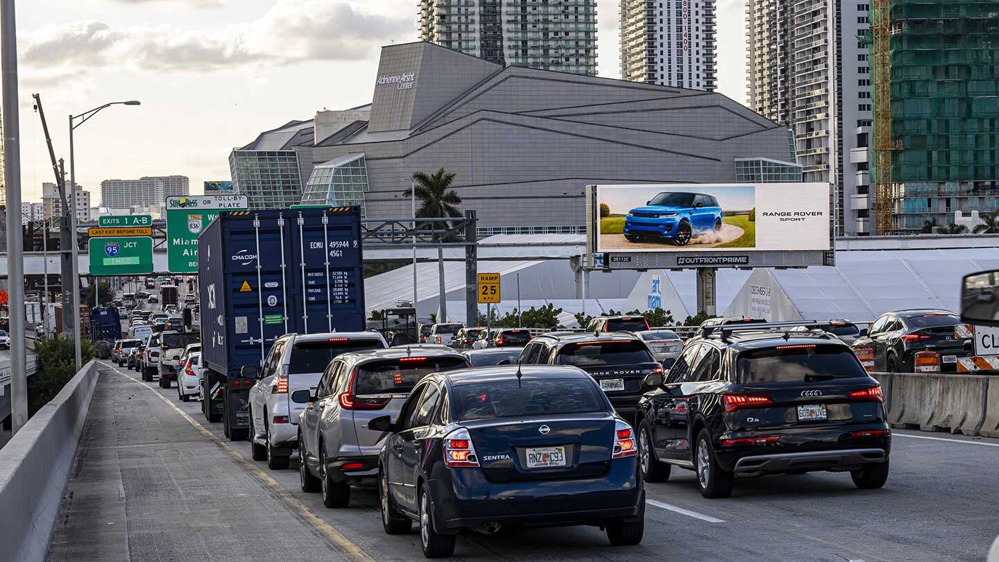 out of home automotive advertising range rover billboard